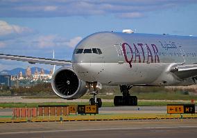 Qatar Airways Boeing 777 arriving at Barcelona airport