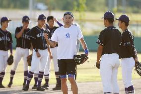 Baseball: Ichiro coaches high school players