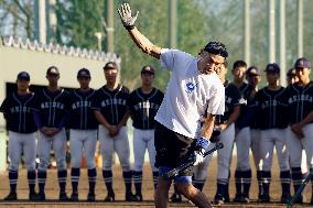 Baseball: Ichiro coaches high school players