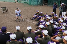 Baseball: Ichiro coaches high school players