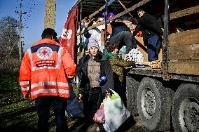 Evacuation of multi-child family from frontline Uspenivka in Zaporizhzhia region