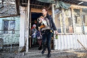 Evacuation of multi-child family from frontline Uspenivka in Zaporizhzhia region