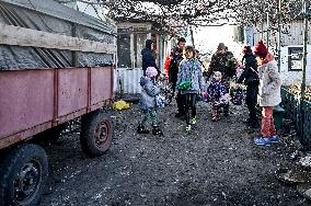 Evacuation of multi-child family from frontline Uspenivka in Zaporizhzhia region