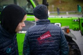 Farmers Blocked A16 Freeway Exit - Beauvais