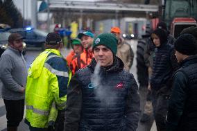 Farmers Blocked A16 Freeway Exit - Beauvais