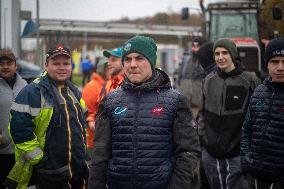 Farmers Blocked A16 Freeway Exit - Beauvais