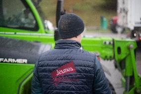 Farmers Blocked A16 Freeway Exit - Beauvais