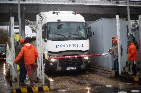 Farmers Blocked A16 Freeway Exit - Beauvais