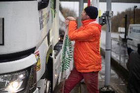 Farmers Blocked A16 Freeway Exit - Beauvais