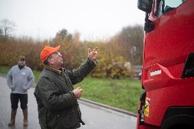 Farmers Blocked A16 Freeway Exit - Beauvais