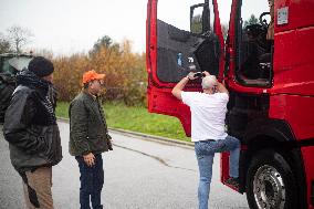 Farmers Blocked A16 Freeway Exit - Beauvais