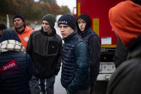 Farmers Blocked A16 Freeway Exit - Beauvais