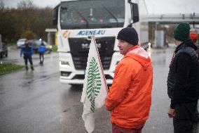 Farmers Blocked A16 Freeway Exit - Beauvais