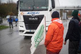 Farmers Blocked A16 Freeway Exit - Beauvais