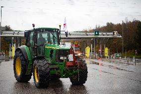 Farmers Blocked A16 Freeway Exit - Beauvais