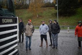 Farmers Blocked A16 Freeway Exit - Beauvais