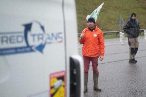 Farmers Blocked A16 Freeway Exit - Beauvais