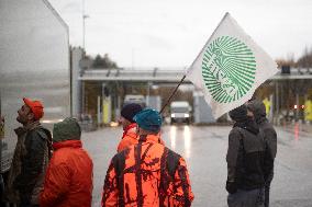 Farmers Blocked A16 Freeway Exit - Beauvais