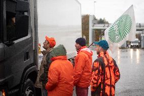 Farmers Blocked A16 Freeway Exit - Beauvais