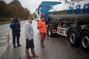 Farmers Blocked A16 Freeway Exit - Beauvais