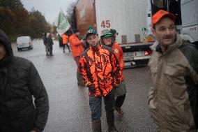 Farmers Blocked A16 Freeway Exit - Beauvais