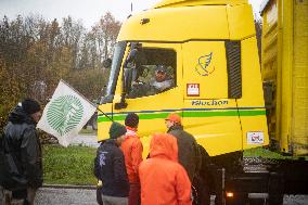 Farmers Blocked A16 Freeway Exit - Beauvais