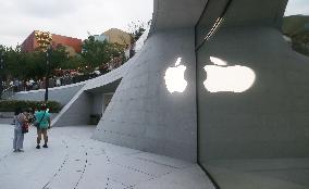 Largest Apple Flagship Store in Asia