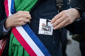 Demonstration At 106th Session of the Congress of Mayors - Paris