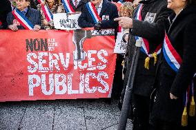 Demonstration At 106th Session of the Congress of Mayors - Paris