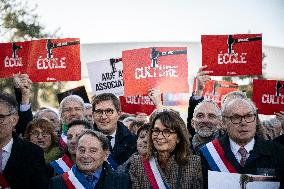 Demonstration At 106th Session of the Congress of Mayors - Paris