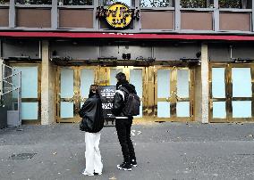 Closing of Last Hard Rock Cafe in France - Paris