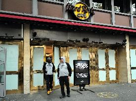 Closing of Last Hard Rock Cafe in France - Paris