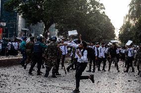 Clash Between Dhaka College And City College In Dhaka