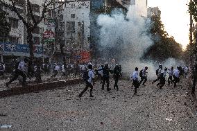 Clash Between Dhaka College And City College In Dhaka