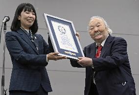 Ex-shogi Meijin holder Kato receives Guinness certificate