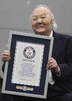 Ex-shogi Meijin holder Kato receives Guinness certificate