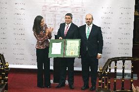 Queen Letizia Presides Over Luis Carandell Awards - Madrid