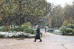 Caetano Snowstorm Hits Paris