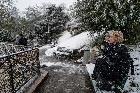 Caetano Snowstorm Hits Paris