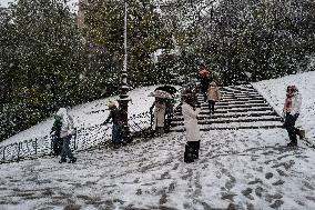 Caetano Snowstorm Hits Paris