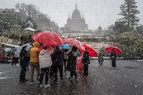 Caetano Snowstorm Hits Paris