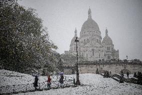 Caetano Snowstorm Hits Paris