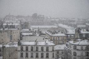 Caetano Snowstorm Hits Paris