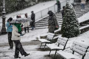 Caetano Snowstorm Hits Paris