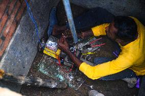 Laborers Installed An Underground Water Pump - Indian Economy