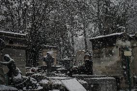 Caetano Snowstorm Hits Paris