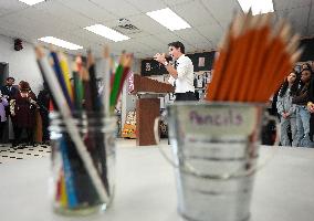 Justin Trudeau Packing School Lunches - Canada