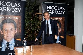 Nicolas Sarkozy Dedicates His Book - Cassis