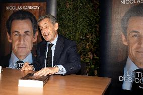 Nicolas Sarkozy Dedicates His Book - Cassis