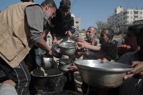 Palestinians Receive Free Food - Gaza